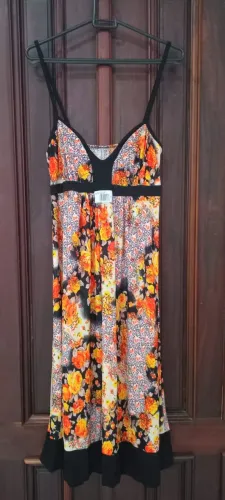 novo vestido de alça florido amarelo e laranja recorte preto no decote e barrado midi  GG