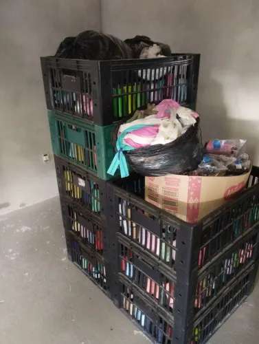 VENDO LOTE DE ZÍPERES E LINHAS DE COSTURA 