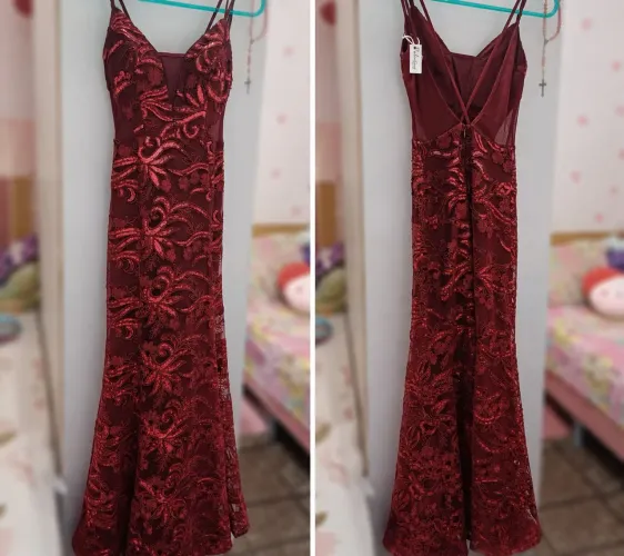 Vestido longo de festas.