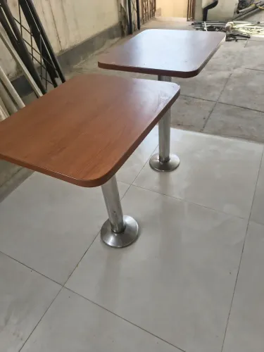 Vendo duas mesas para lanchonete de madeira com pés cromados 70x60cm e altura 72cm.