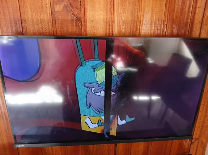 Tv Toshiba 32 - com o display quebrado