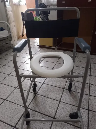CADERA D RODAS BANHO NOVA, SE FOI USADA 6X, É MUITO COMPRADA 2 MESES ATRÁS, PESO ATÉ 85KG