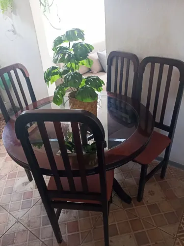 Mesa de madeira com 4 cadeiras 880 acento das cadeiras no material couro colvin