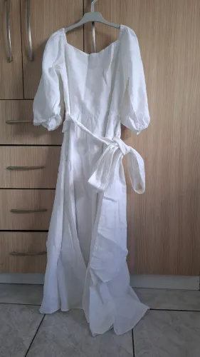 Vestido branco de linho ombro a ombro