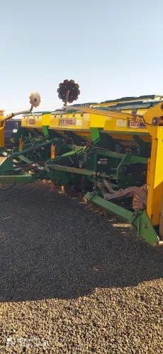 Plantadeira Tatu de 16 lias articulada com microm ano 2015