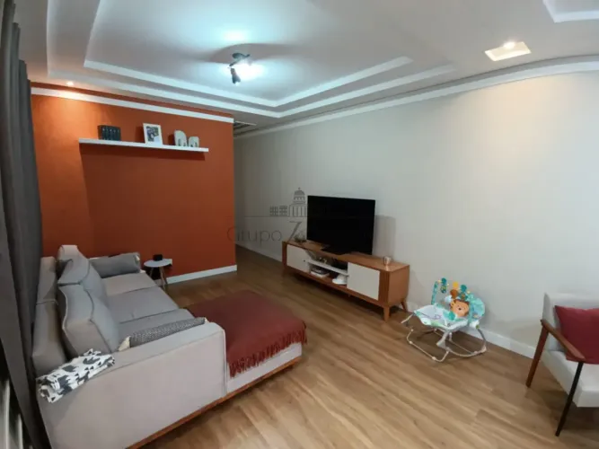 Casa Sobrado com Edícula - Parque Itamaraty - Jacareí - 4 Dormitórios - 139m².