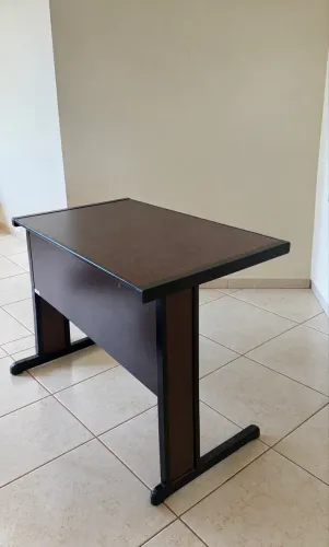 Mesa de Computador / ESCRITÓRIO - Mdf Escuro com Bandeja Retrátil para Teclado