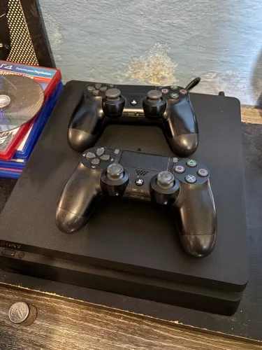 Ps4 slim 1TB 2 controles