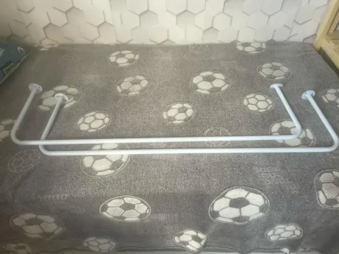 Arara fixa de parede para roupas