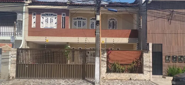 CASA EM RUA PÚBLICA - MÉDICE II