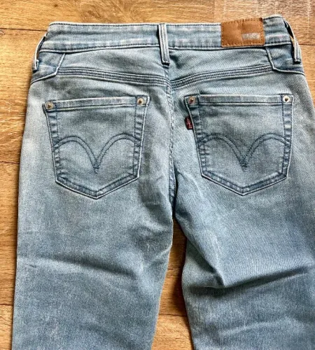 calça jeans levi's feminina, modelo low rise skinny, tamanho 25. na cor azul claro, com ba