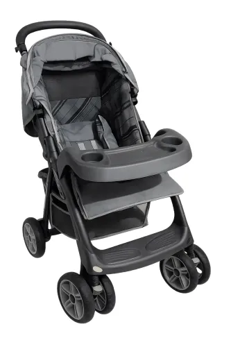 Carrinho de bebê com bebê conforto