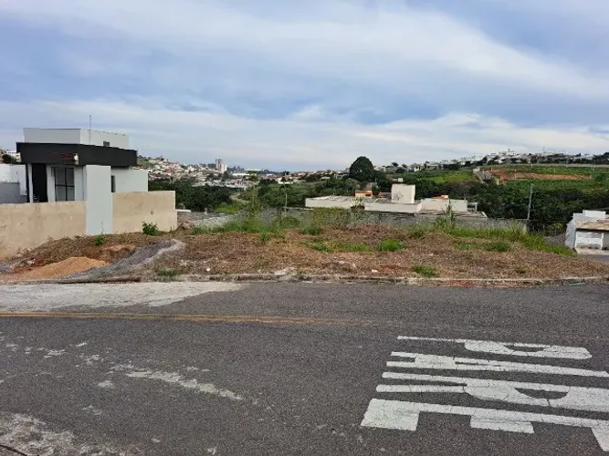 Terreno no bairro Porto Real com 323,62 m2, de esquina e em excelente localização.