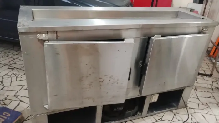 Balcão refrigerado com Freezer interno