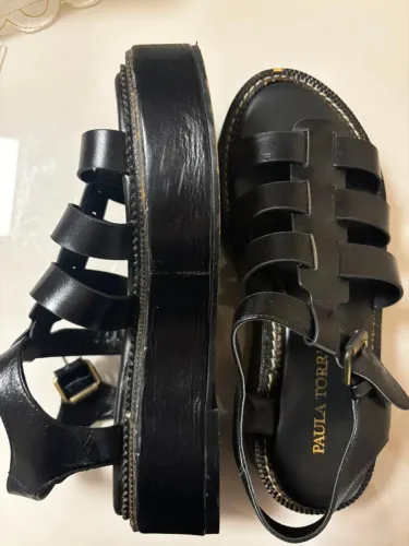 Sandália flatform madson preto Paula Torres