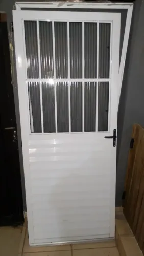 Porta alumínio branca com abertura de vidro