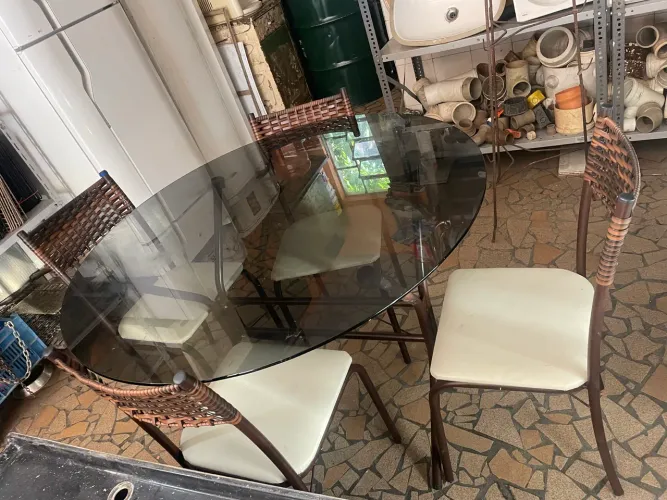 Mesa com 4 cadeiras