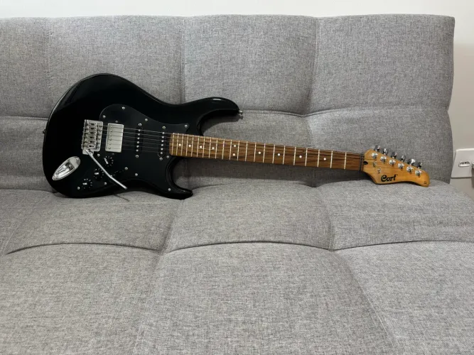 Guitarra Cort G110 preta HSS 