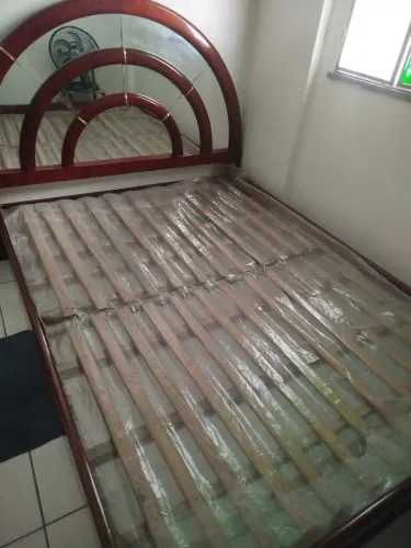 Vende-se cama de madeira casal