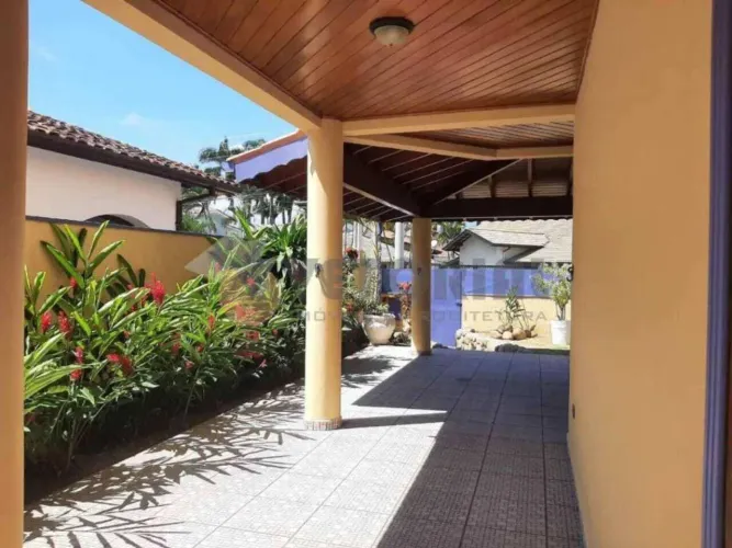 Sobrado à venda em São Sebastião, Praia do Arrastão, com 4 quartos, 370m²