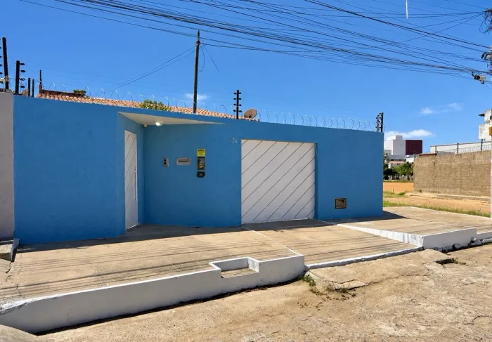 Casa ampla e reformada | 3 quartos + suíte | 5+ vagas | Santo Antônio