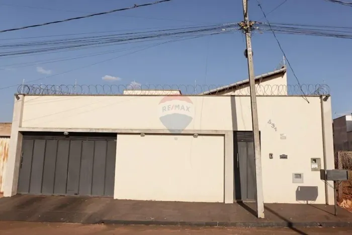 Casa à Venda, Com Quatro Dormitórios No Bairro Drummond