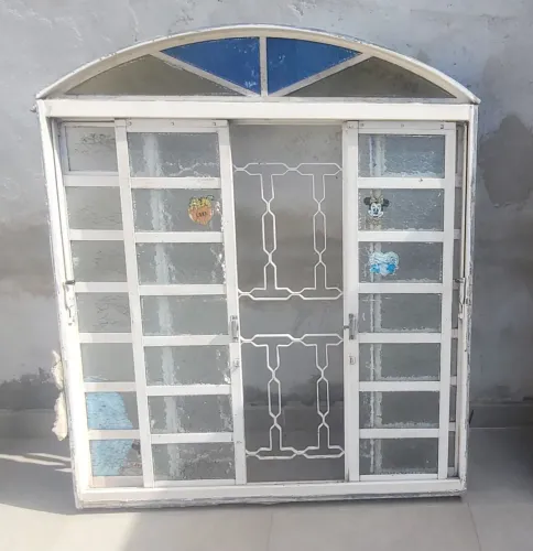 Janela de esquadria de metal com grade