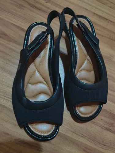 Sandália comfortflex em couro e tecido macio palmilha ortooedicaTam.36