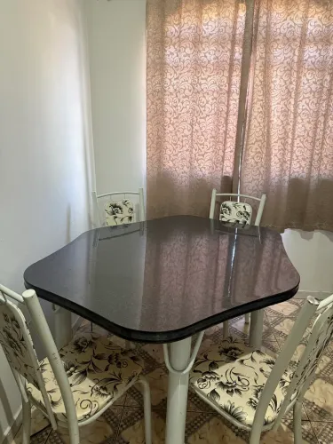 Mesa de Jantar com 4 Cadeiras - Tampo amadeirado e Base Metálica