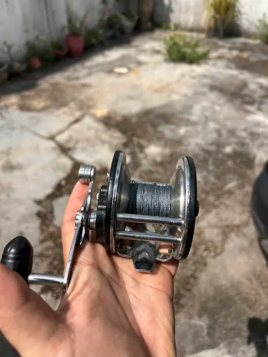 Vende se material de pesca
