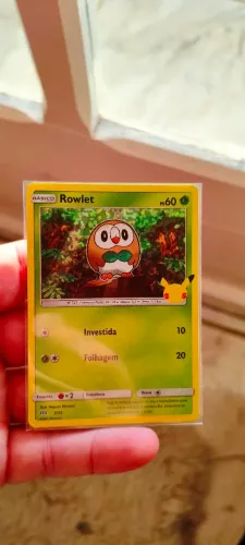 Carta pokémon Rowlet 25 anos - coleção McDonald's