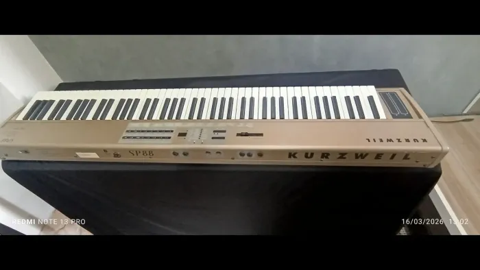 Kurzweil SP88 - Stage piano/controlador Midi com sons internos 