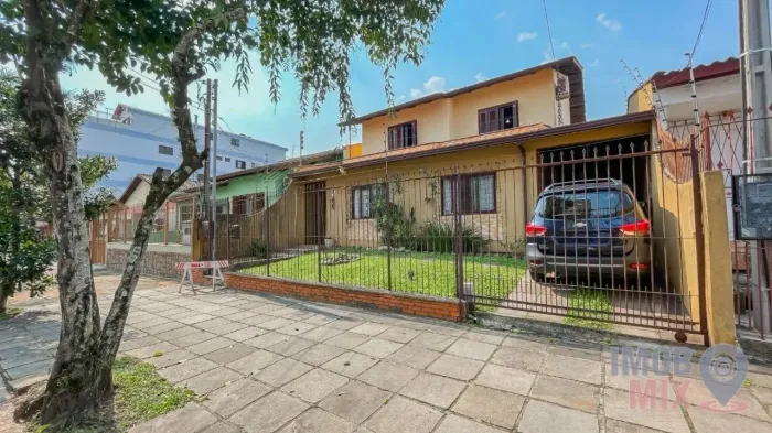 Sobrado à venda em Porto Alegre, bairro Cristo Redentor.
