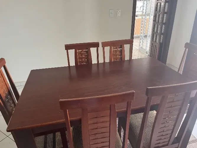 Vendo sala de jantar 6 lugares e aparador