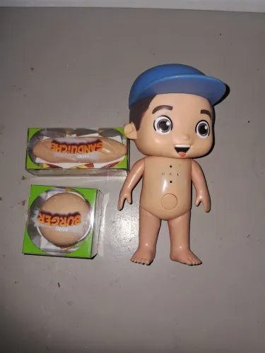 Boneco Lucas neto e outros brinquedos