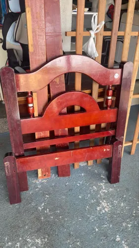 Cama de madeira de solteiro