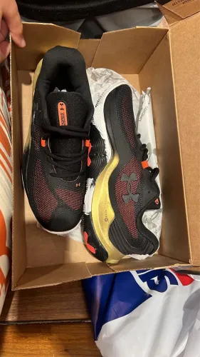 Tênis under armour buzzer