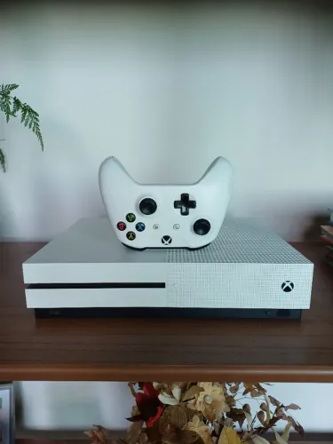 Xbox One S com um controle tudo em perfeito estado