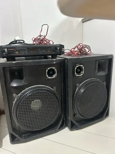 2 caixas de som grandes e 1 amplificador Cygnus PP 480