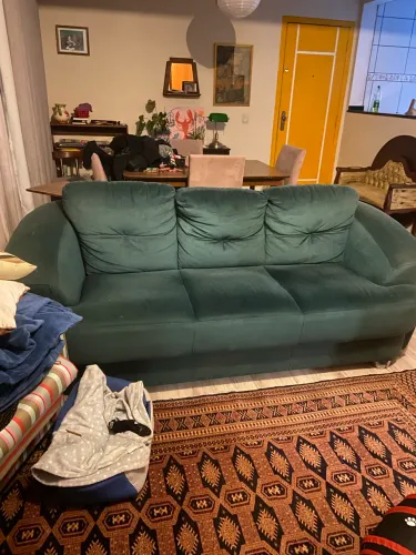 Sofá vintage de veludo verde esmeralda (contém prsquenas manchas)
