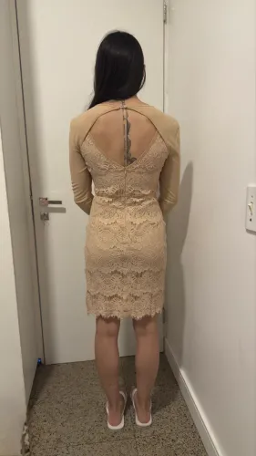 Vestido curto de festa bege