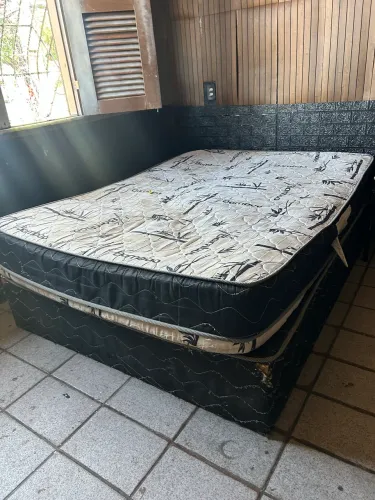 Cama box com molas ensacadas por R$ 200 reias. Vou me mudar e não vou levar.