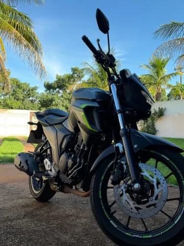 FZ25 2024 - 8.900km - Garantia até 2028 - Único dono
