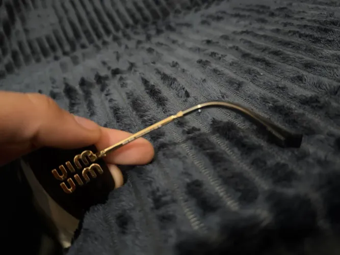luxo Miu Miu (linha com o icônico logotipo vertical dourado