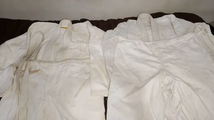 Dois Kimonos trançados A2 e A3, com calças e uma faixa, com manchas de guardado.