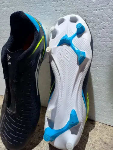 Chuteira de campo Umbro
