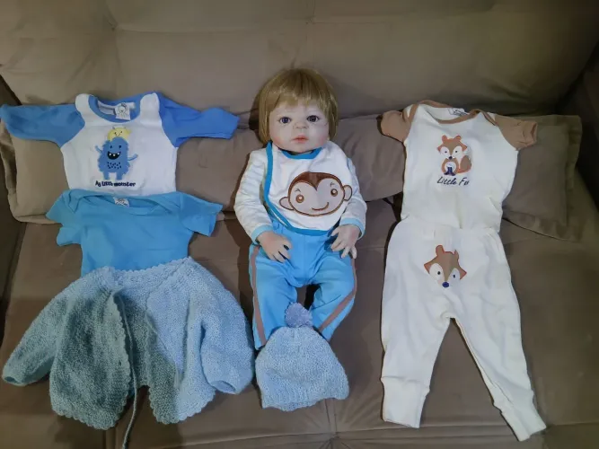 Bebê  reborn menino e roupinhas 