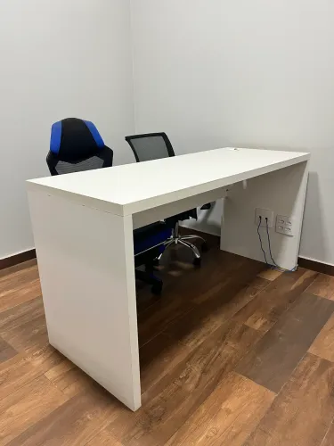 Mesa de escritório em MDF - grande e reforçada.