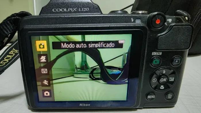 Câmera Semi-profissional Nikon COOLPIX L120 - 14.1MP - Zoom Óptico 21x com bolsa