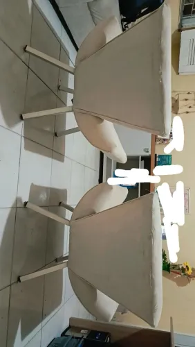 Vendo kit sofá três lugares + duas poltronas + um puff. Só tem 8 meses de uso.Só está sujo